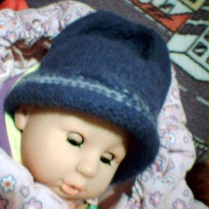 Stickad mössa till New Born Baby-docka, i återvunnet garn
