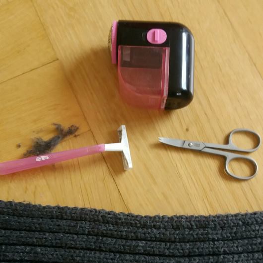 Att ta bort noppor effektivt kan du enkelt göra med prylar som du har hemma. Här får   du reda på hur du blir av med nopporna från stickade och virkade tröjor.