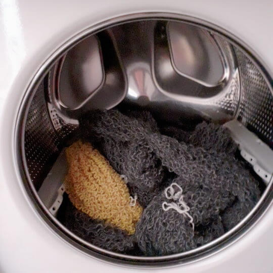 Visst kan du tvätta dina härvor i tvättmaskinen! Kör dem i handtvätt- eller ulltvättprogrammet.