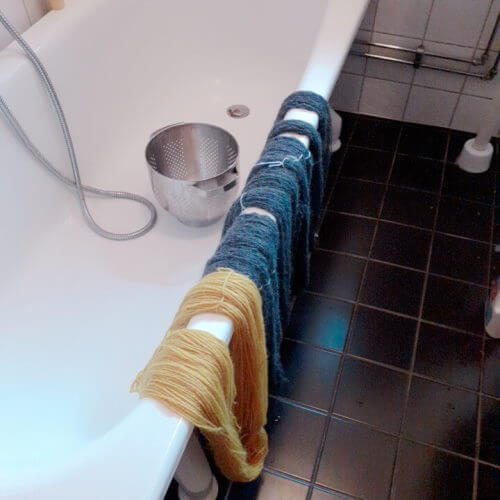 Du kan lägga dina tvättade och sköljda härvor över badkarskantern för att låta dem droppa av.