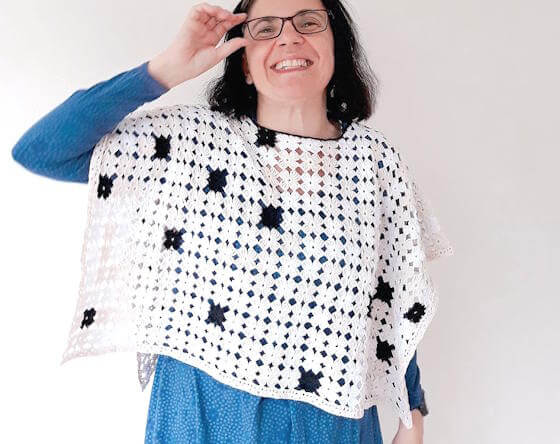 Virkad poncho av restgarn, närmare bestämt restgarnsblommor