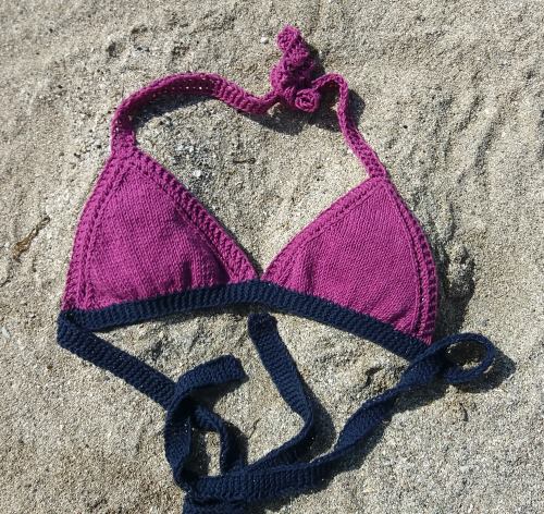 Sticka en bikini efter gratis mönster. Det här är stickbeskrivningen Anna.