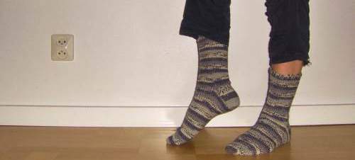 Virkade sockor i strumpgarn, efter ett gratismönster