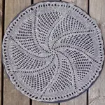 Vill du sticka en rund duk eller disktrasa? Här är en gratis beskrivning med mönster-diagram till en mycket lättstickad variant.