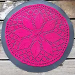 Stilig duk, eller ännu stiligare disktrasa. Originalet till duken är från slutet av 1800-talet, och här hittar du stickbeskrivningen på svenska och som diagram.