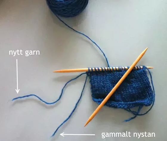 Börja på nytt nystan i stickning: låt ändarna hänga i kanten. Börja på nytt nystan i stickning: låt ändarna hänga i kanten.