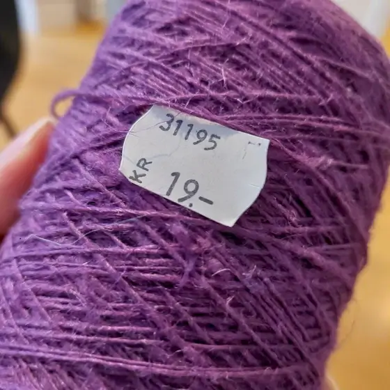 En kon med lingarn med prislappen 19 kr.