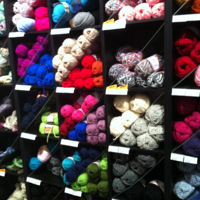 Visst säljer Panduro garn. Även om det inte är en 'garnaffär'. Kungsgatan, Stockholm.