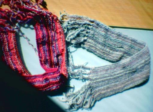 Vill du sticka eller virka en halsduk? Här är ett gratis mönster på en halsduk som är både vanlig och ovanlig. Det är nämligen en genomdrags-halsduk för vuxna.