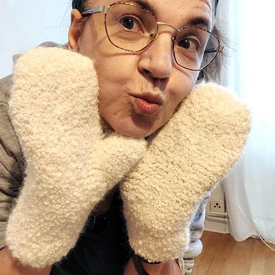 Krokade tumvantar i bouclégarn.