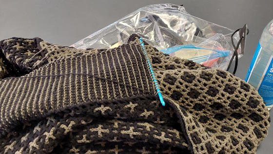 Kroka en vändbar resårmudd i två färger