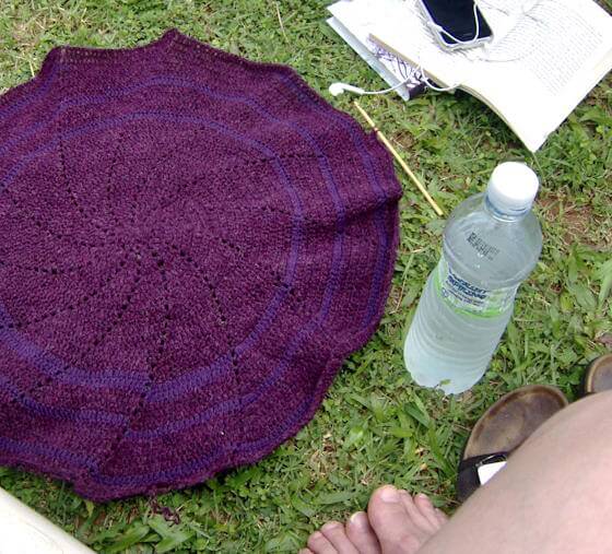 En rund restgarnsvirkning i solen. Picknick-filt?