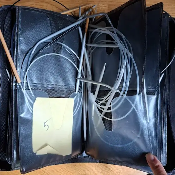 Ett cd-fodral används som fodral för rundstickor