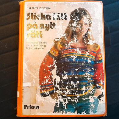 Välförtjänt välläst — biblioteksexemplar av Sticka lätt på nytt sätt från 1975.