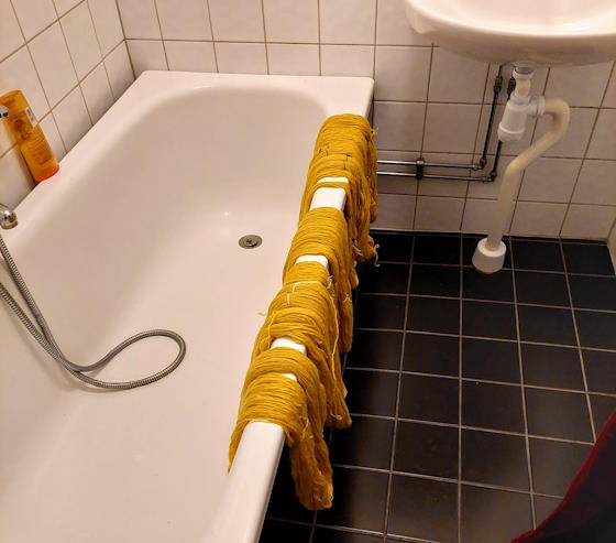 Du kan hänga härvor på badkarskanten för att torka. Du kan hänga härvor på badkarskanten för att torka.