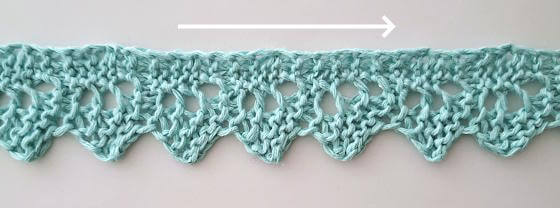 Stickad spetskant, 10 m hög, från vänster till höger