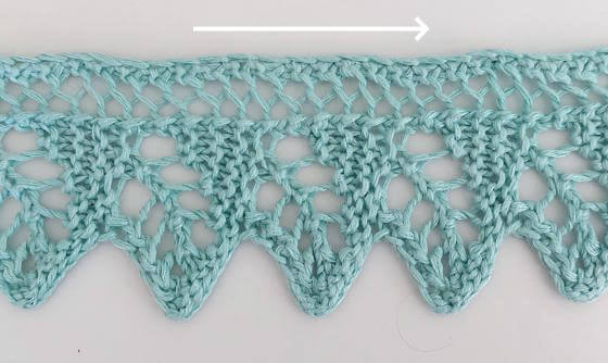 Stickad lövkant, 18 maskor hög, från vänster till höger.