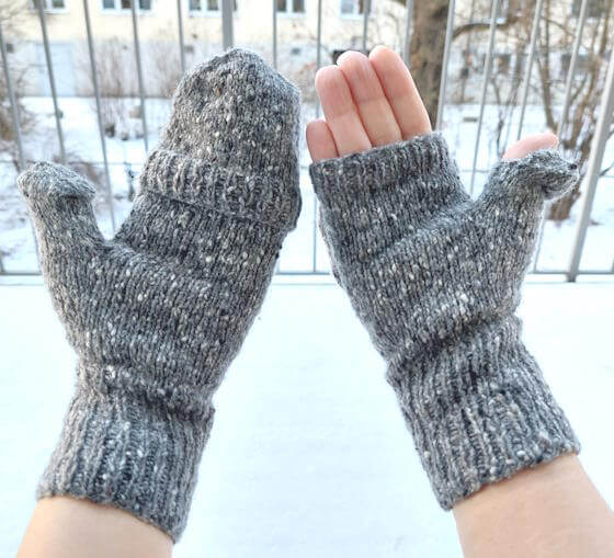 Sticka tumvantar med hål för fingrar och tumme = perfekta mobilvantar!