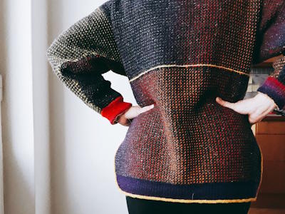 Tröja med avvikande ärm på bakstycket.