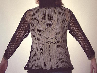 Filetvirkad tröja där ärmar och sidorna på tröjan är i en annan färg än fram- och bakstycke.