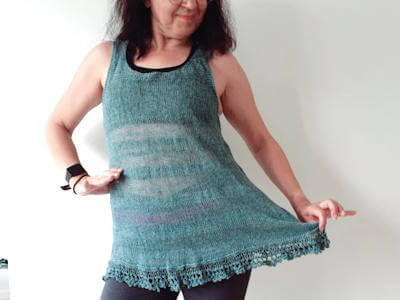 Stickat linne med transparenta ränder och spetskant.