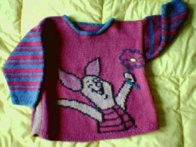 Barntröja med Nasse (från Nalle Puh), stickad i återvunnet garn och restgarn.
