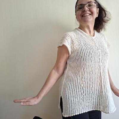 Två raka stycken = en V-ringad topp! Som en poncho, fast ändå inte.