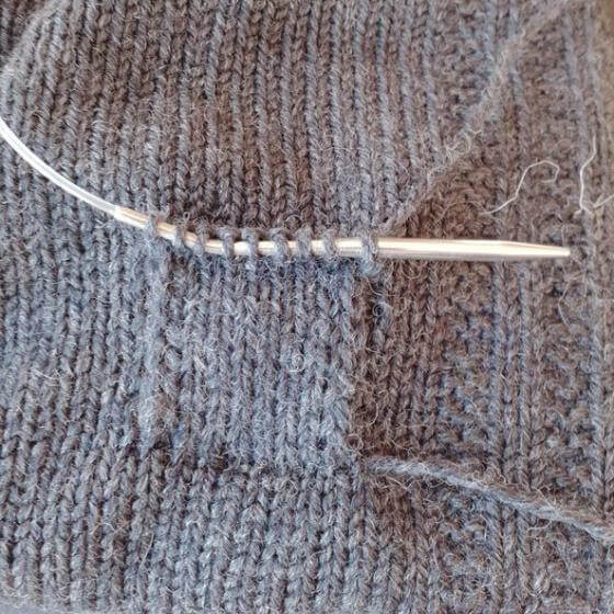 Färdigstickad lapp, dags att sy fast den.