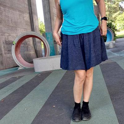 Är det en stickad kjol? Ett par shorts? Ja, och ja.