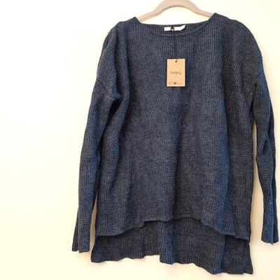 Innan lingarnet stickades till ett par kjolshorts levde det ett liv som en begagnad Wera-tröja. Återbruk FTW!