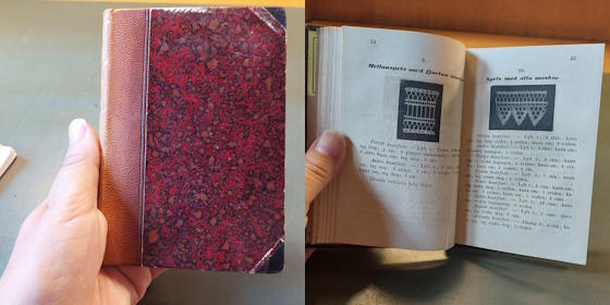 Liten och gammal stickbok, med uppslag.