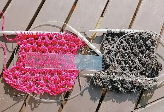 Så här mäter du provlappen till den magiska stickade sjalen i björnbärsmönster. Så här mäter du provlappen till den magiska stickade sjalen i björnbärsmönster.