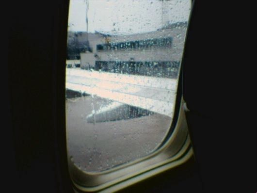 Regn på flygkabinsfönster, inifrån flygplanet
