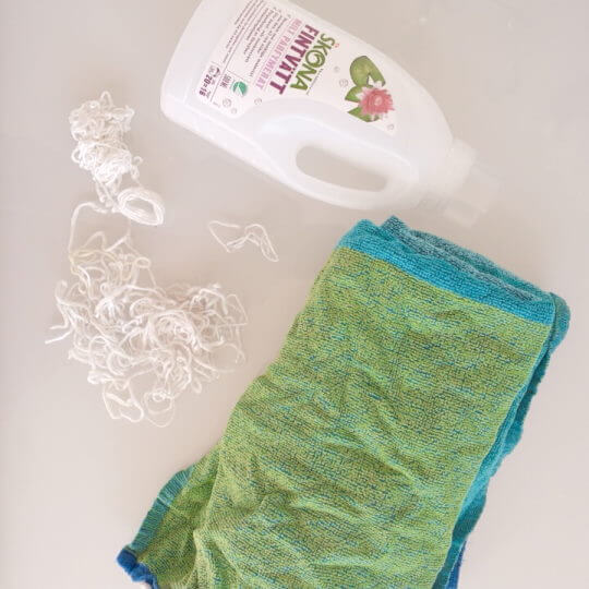 Flytande tvättmedel, torra frottéhanddukar och lösa garnslamsor är bra att ha när du tvättar garn.