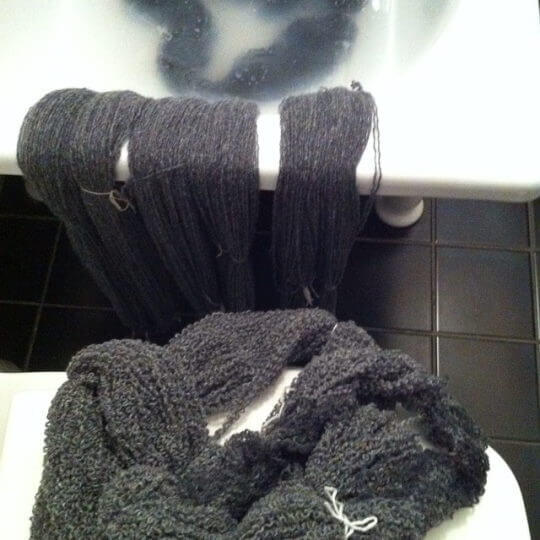 I ett badkar är det lätt att tvätta flera garn-härvor på en gång.