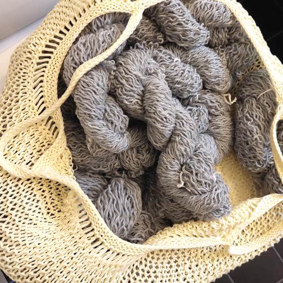 Härvor med upprepat garn, tvinnade till lösa korvar.