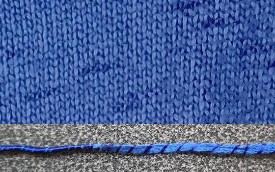 Så här ser det blå bomulls/rayon-blandgarnet ut i stickad form, och utlagd som enskild tråd.