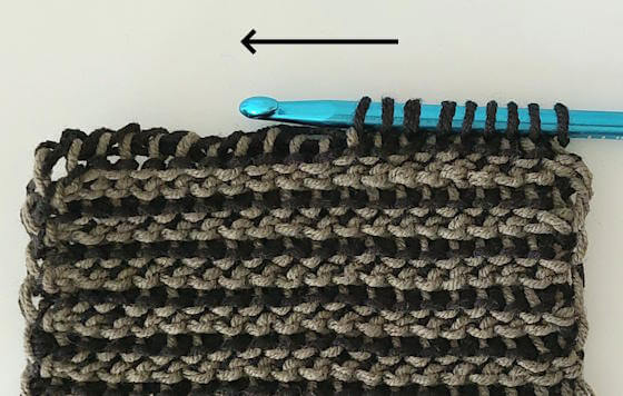 Tvåfärgad resår i tunisisk virkning, steg 1: plocka upp maskor med det mörka garnet.