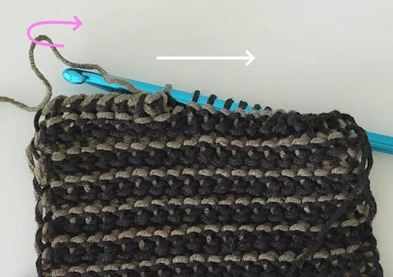 Vändbar resår i krokning, steg 2: Efter att ha vänt på arbetet, maska av med den ljusa färgen.