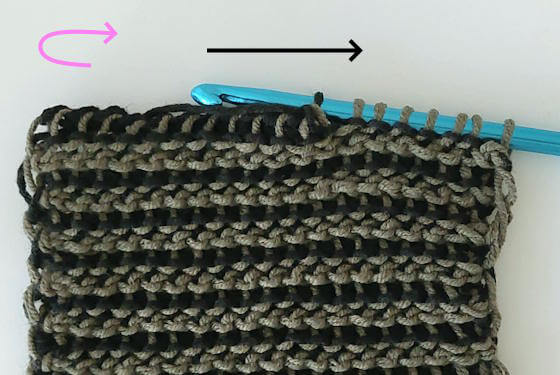 Steg 4 i tvåfärgad, vändbar resårkrokning: maska av med mörkt garn.