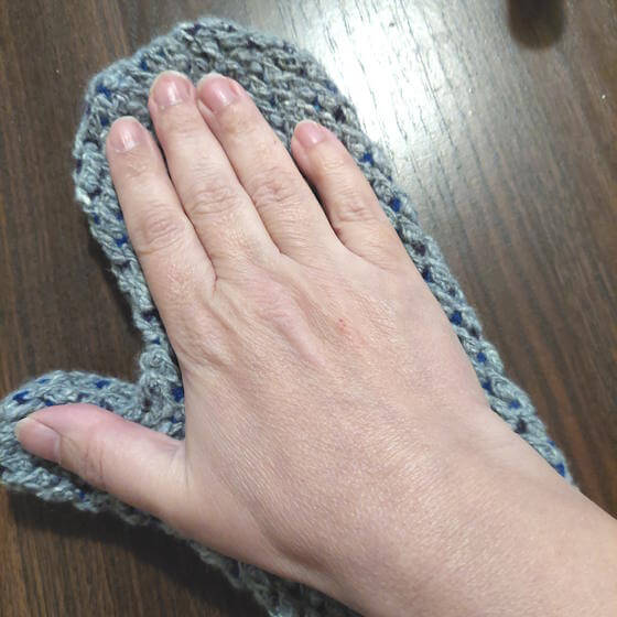 Virka vantar som passar just dig. Det är enkelt att skulptera vantarna med virkning. Virka vantar som passar just dig. Det är enkelt att skulptera vantarna med virkning.