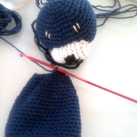 En virkad amigurumi (hjärtekatt) av återvunnet restgarn.