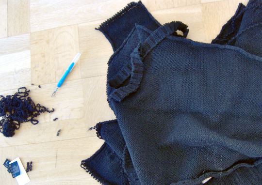 Vill du återvinna garn från en gammal tröja eller annat plagg? Då behöver du kunna konsten att sprätta och repa upp.